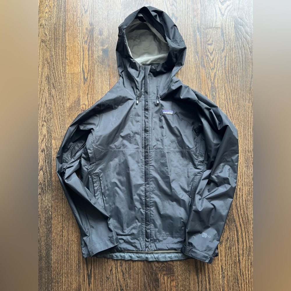 Excellent condition Patagonia rain/shell jacket. Worn only a few times/sfpf home